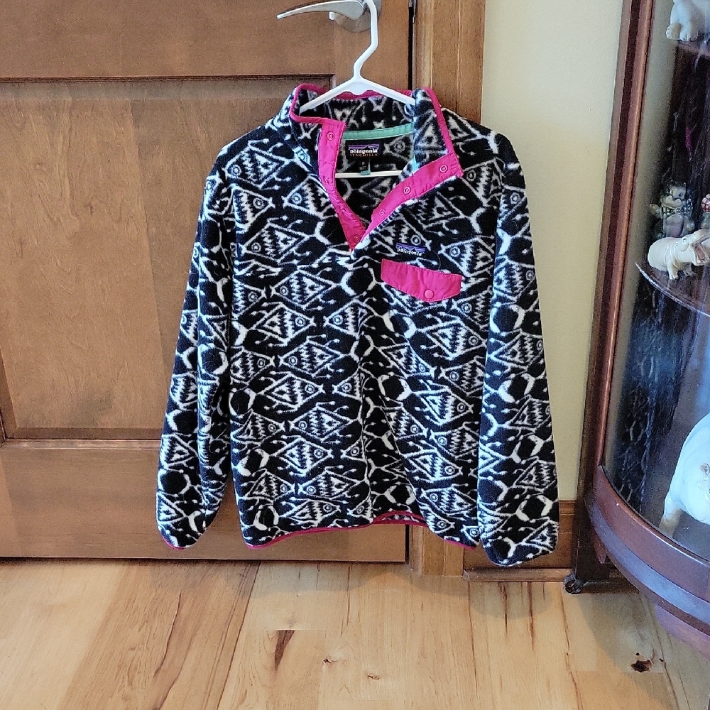 Patagonia Black and Pink Patterned Sweatshirt